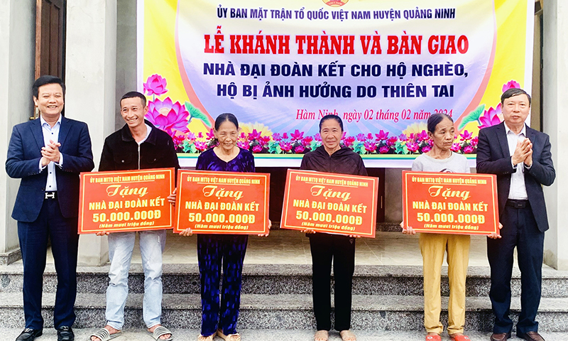 Đại diện lãnh đạo huyện Quảng Ninh trao hỗ trợ xây dựng nhà “Đại đoàn kết” cho các hộ dân trên địa bàn xã Hàm Ninh.