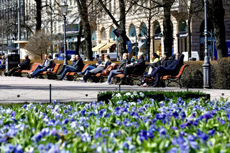 Mọi người tận hưởng một ngày nắng đẹp tại Esplanade ở Helsinki, Phần Lan. Ảnh (tư liệu): Reuters