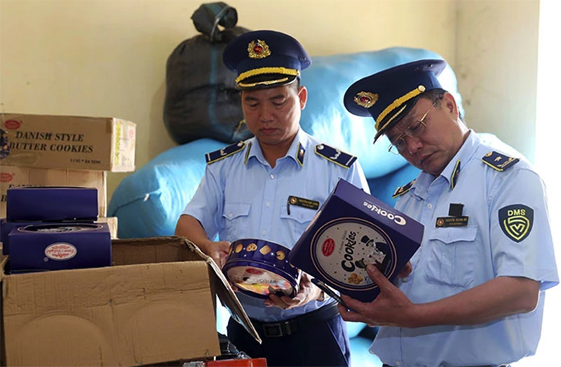 Lực lượng đội cơ động, Cục Quản lý thị trường Lào Cai kiểm tra xuất xứ hàng hóa. (Ảnh QUỐC KHÁNH)