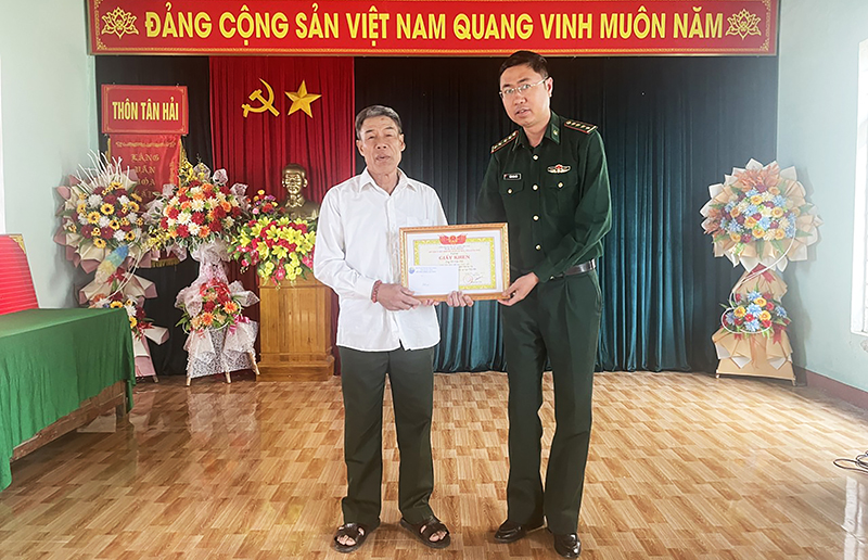 Đại diện Đồn Biên phòng Ngư Thủy trao giấy khen của Chủ tịch UBND huyện Lệ Thủy cho ông Võ Văn Hải.