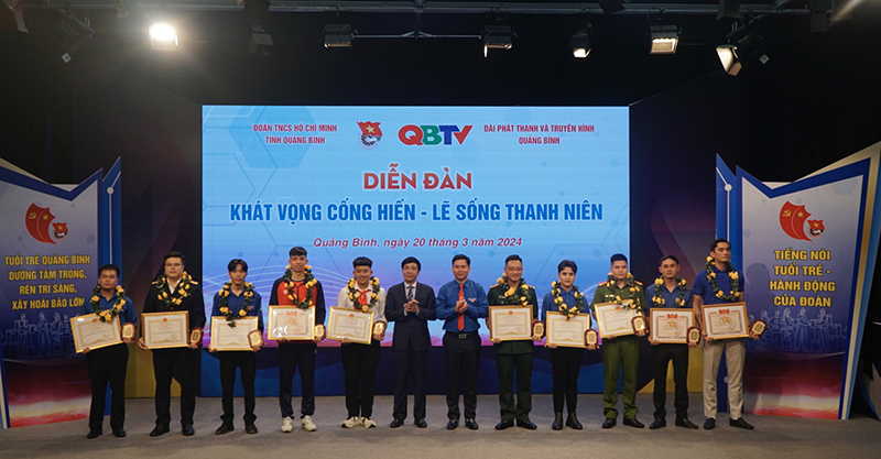 Đồng chí Phó Chủ tịch Thường trực HĐND tỉnh Nguyễn Công Huấn và đại diện lãnh đạo Tỉnh đoàn trao giải thưởng “Gương mặt trẻ Quảng Bình tiêu biểu năm 2023” cho 10 cá nhân.