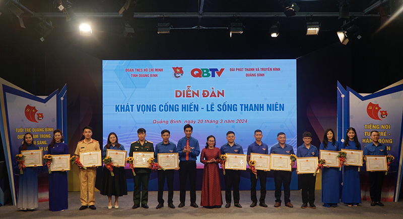 Đồng chí Chủ tịch Ủy ban MTTQVN tỉnh Phạm Thị Hân và đại diện lãnh đạo Tỉnh đoàn trao bằng khen của UBND tỉnh cho các tập thể, cá nhân có thành tích xuất sắc trong thực hiện các phong trào thi đua yêu nước năm 2023.
