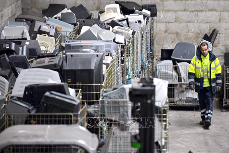 Công nhân làm việc tại trung tâm thu thập rác điện tử ở Ploufragan, miền tây Pháp. Ảnh tư liệu: AFP/TTXVN