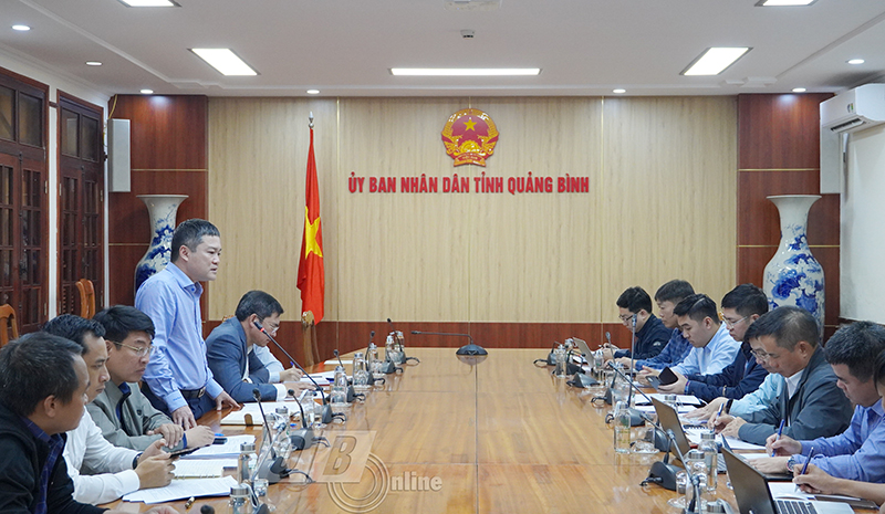 Đồng chí Phó Chủ tịch UBND tỉnh Phan Phong Phú phát biểu chỉ đạo tại buổi làm việc.