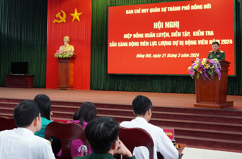 Đồng chí Chỉ huy trưởng Ban CHQS TP. Đồng Hới Nguyễn Xuân Khoa kết luận hội nghị.