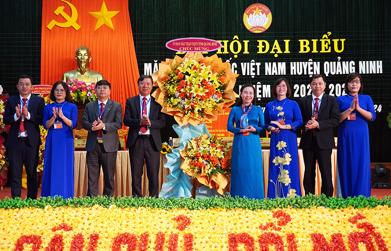 Đồng chí Chủ tịch Ủy ban MTTQVN tỉnh Phạm Thị Hân tặng hoa chúc mừng đại hội.