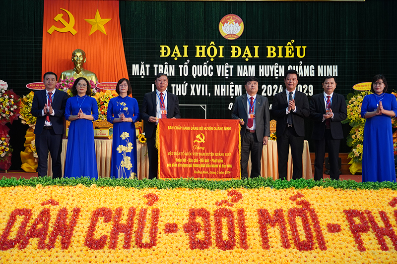 Đồng chí Bí thư Huyện ủy Quảng Ninh Trần Quốc Tuấn tặng bức trướng chúc mừng đại hội.