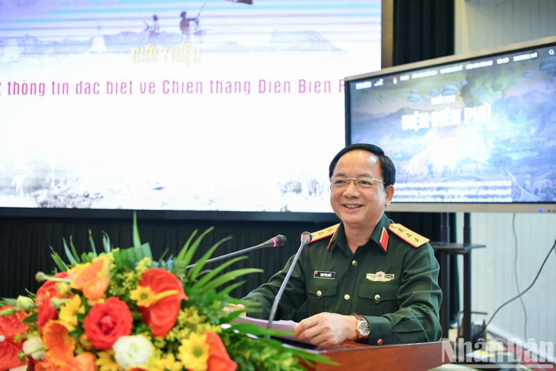 Thượng tướng Trịnh Văn Quyết, Phó Chủ nhiệm Tổng cục Chính trị Quân đội nhân dân Việt Nam, chia sẻ tại buổi giới thiệu Đợt thông tin đặc biệt về Chiến thắng Điện Biên Phủ trên Báo Nhân Dân. Ảnh: Thành Đạt