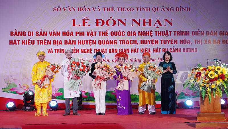 Giám đốc Sở VH-TT Nguyễn Thị Bích Thủy tặng hoa chúc mừng các CLB Hát Kiều.