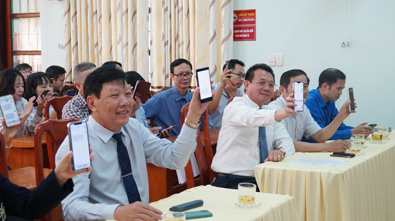 Phó trưởng ban Ban chỉ đạo chấm dứt bệnh lao tỉnh Quảng Bình, lãnh đạo Trung tâm Kiểm soát bệnh tật tỉnh cùng các đại biểu nhắn tin ủng hộ Quỹ PASTB tại lễ mít tinh.