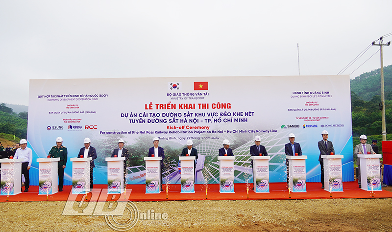  Các đại biểu bấm nút triển khai thi công Dự án cải tạo đường sắt khu vực đèo Khe Nét.