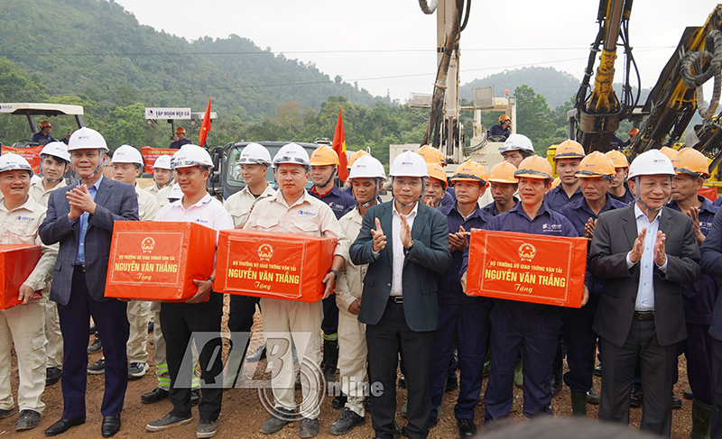  Các đại biểu bấm nút triển khai thi công Dự án cải tạo đường sắt khu vực đèo Khe Nét.