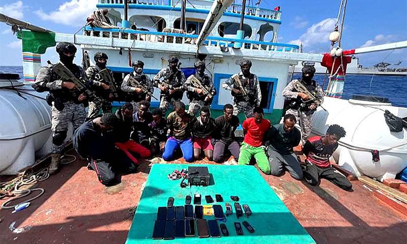 Biệt kích Ấn Độ đứng canh gác một nhóm cướp biển bị giam giữ sau khi Hải quân Ấn Độ giải thoát một tàu cá Iran bị cướp biển Somali bắt. Ảnh tư liệu: AFP