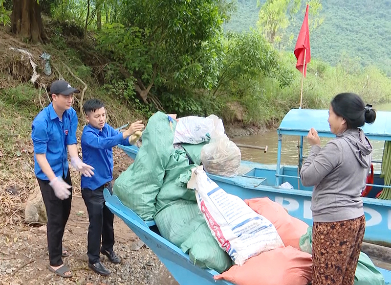 Đoàn viên, thanh niên VQG PN-KB thu gom rác thải và dọn vệ sinh khu vực hai bên bờ sông Son.