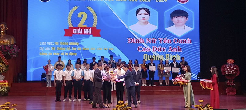 Nhóm HS: Đinh Nữ Yến Oanh, Cao Đức Anh (Trường THCS-THPT Trung Hóa, Minh Hóa) nhận giải nhì tại cuộc thi