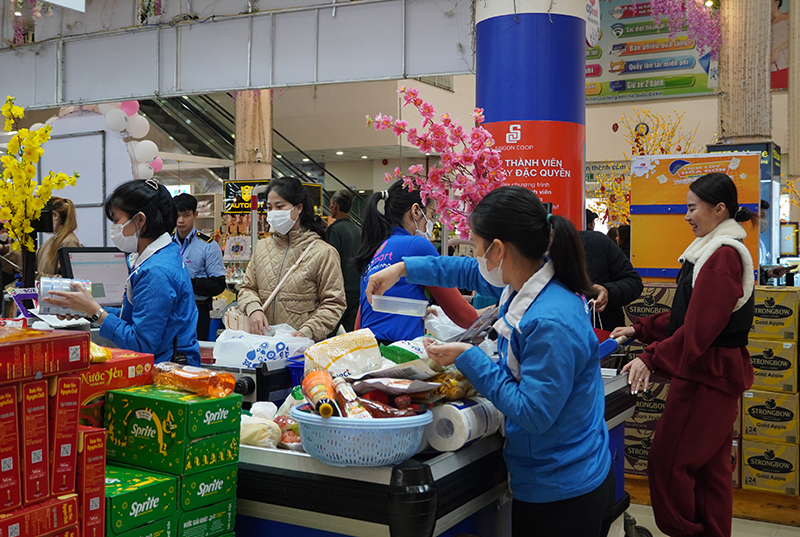 Nhờ làm tốt công tác chăm sóc khách hàng nên siêu thị Co.opmart là điểm lựa chọn mua sắm yêu thích của nhiều khách hàng trên địa bàn.
