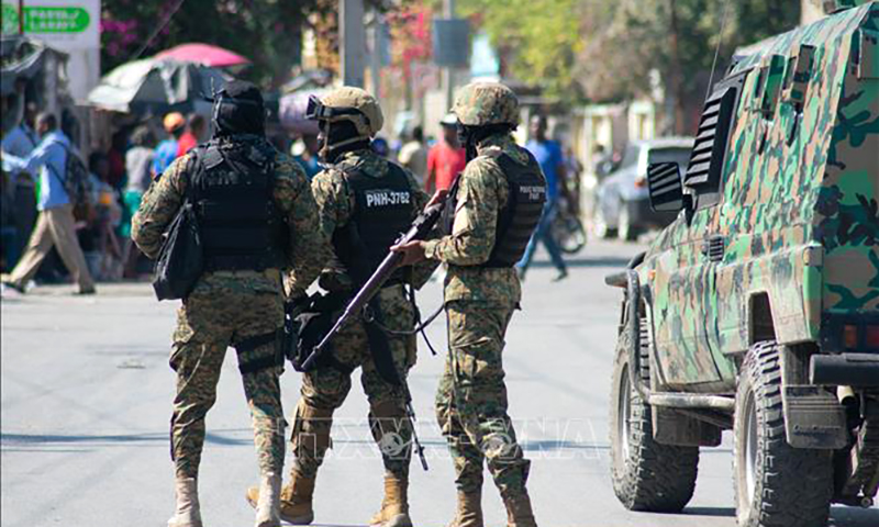  Cảnh sát siết chặt an ninh tại Port-au-Prince, Haiti ngày 9/3/2024. Ảnh: AFP/TTXVN