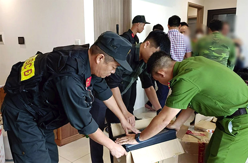  Công an tỉnh Bắc Giang kiểm tra, thu giữ vật chứng vụ án giả danh nhân viên ngân hàng lừa đảo chiếm đoạt tài sản trên không gian mạng. (Ảnh NGUYỄN PHƯỢNG)