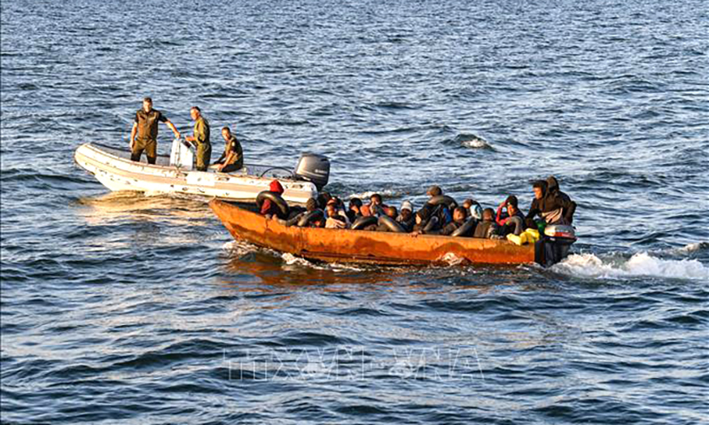 Lực lượng vệ binh quốc gia Tunisia giải cứu người di cư trên Địa Trung Hải, ngoài khơi thành phố Sfax của Tunisia. Ảnh tư liệu: AFP/TTXVN