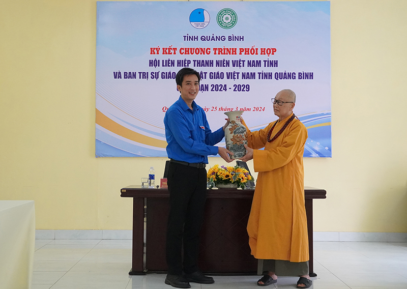 Chủ tịch Hội LHTN tỉnh Trần Khánh Cường tặng quà Ban Ban Trị sự Giáo hội Phật giáo Việt Nam tỉnh 