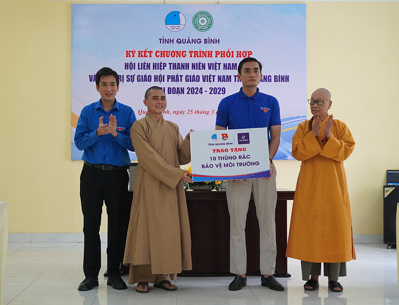 Tỉnh đoàn, Hội LHTN tỉnh trao tặng 10 thùng rác bảo vệ môi trường cho Ban Trị sự Giáo hội Phật giáo tỉnh.