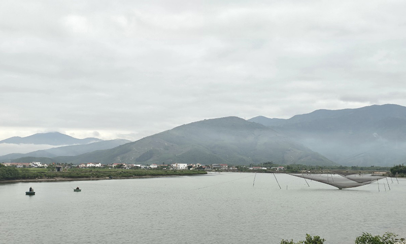 Trên đường đến thác Tam Cấp, du khách sẽ được ngắm nhìn dòng sông Loan thơ mộng.