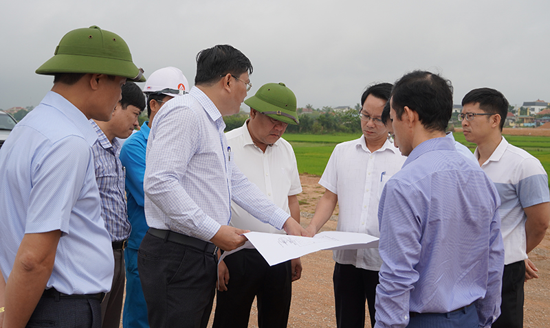 Đồng chí Bí thư Thành ủy Trần Phong và đoàn công tác kiểm tra tiến độ giải phóng mặt bằng tại công trình “Hệ thống đường nối từ trung tâm thành phố đi sân bay Đồng Hới”.