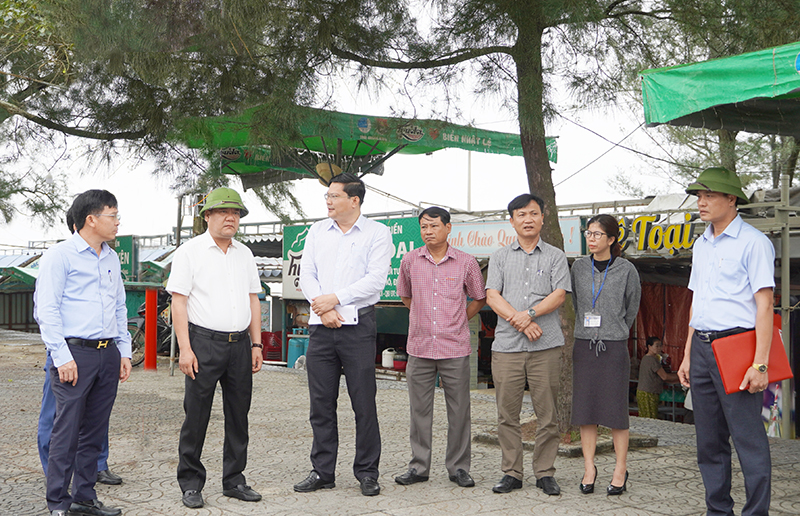 Đồng chí Bí thư Thành ủy Trần Phong yêu cầu đơn vị thi công đẩy nhanh tiến độ thi công công trình lát vỉa hè đường Trương Pháp.