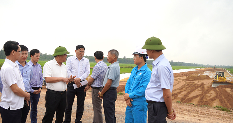 Đồng chí Bí thư Thành ủy Trần Phong trao đổi với các đơn vị, địa phương và người dân, đẩy nhanh tiến độ GPMB. 