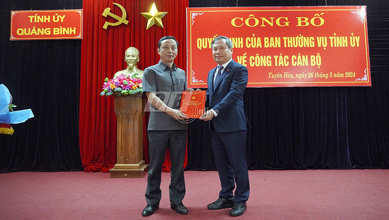 Đồng chí Bí thư Tỉnh ủy Vũ Đại Thắng trao quyết định và chúc mừng đồng chí Mai Văn Minh
