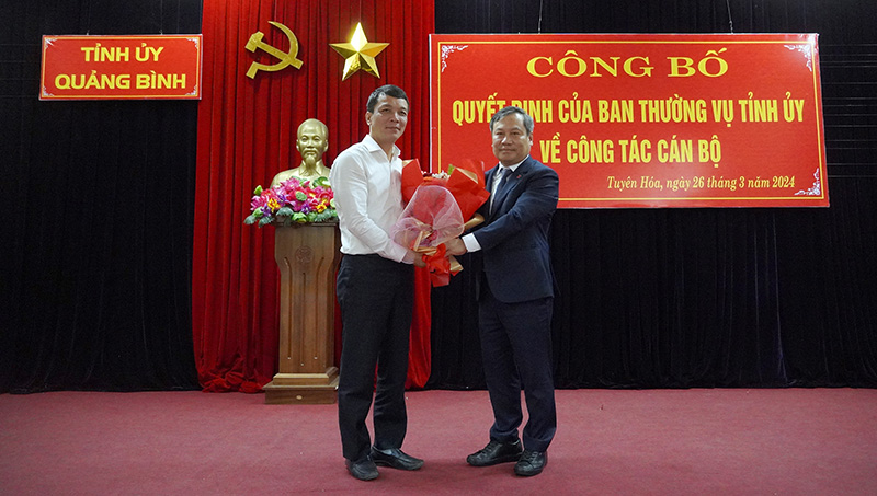 Đồng chí Bí thư Tỉnh ủy Vũ Đại Thắng chúc mừng đồng chí Nguyễn Hoài Nam 