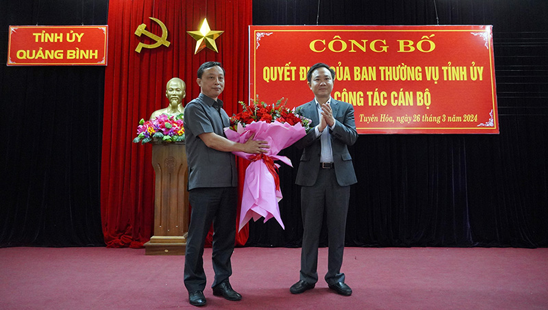 Đồng chí Phó Chủ tịch UBND tỉnh Hoàng Xuân Tân chúc mừng đồng chí Mai Văn Minh