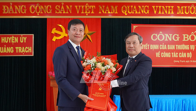 Đồng chí Bí thư Tỉnh ủy Vũ Đại Thắng trao quyết định và chúc mừng đồng chí Bí thư Huyện ủy Quảng Trạch Nguyễn Chí Thắng