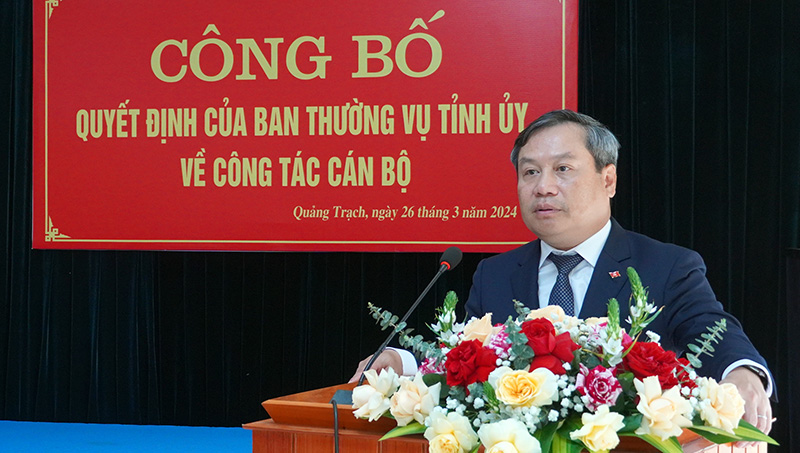 Đồng Bí thư Tỉnh ủy Vũ Đại Thắng phát biểu giao nhiệm vụ cho đồng chí Bí thư Huyện ủy Quảng Trạch Nguyễn Chí Thắng 