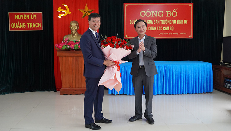 Đồng chí Phó Chủ tịch UBND tỉnh Hoàng Xuân Tân tặng hoa chúc mừng đồng chí Bí thư Huyện ủy Quảng Trạch Nguyễn Chí Thắng