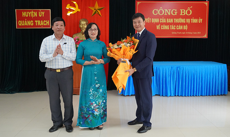 Các đồng chí trong Thường trực Huyện ủy chúc mừng đồng chí Nguyễn Chí Thắng