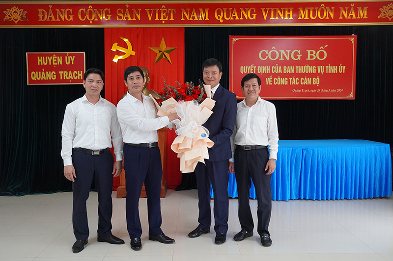 Lãnh đạo Sở Khoa học và Công nghệ tặng hoa chúc mừng đồng chí Bí thư Huyện ủy Nguyễn Chí Thắng