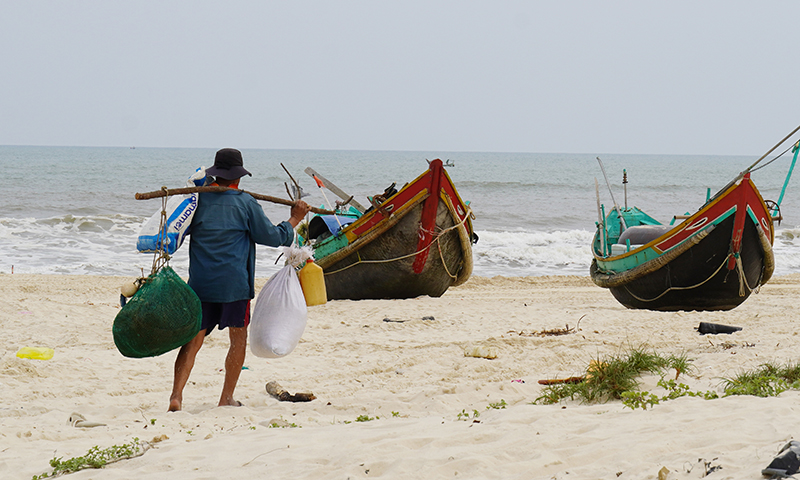 Để nhẹ gánh nợ, nhiều người dân xã Hải Ninh trở lại vươn khơi bám biển. 