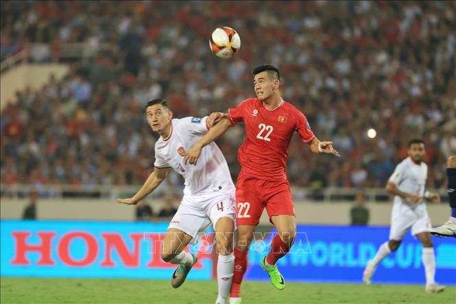 Một pha tranh bóng giữa 2 đội tuyển bóng đá Indonesia và Việt Nam. Ảnh: Tuấn Anh/TTXVN