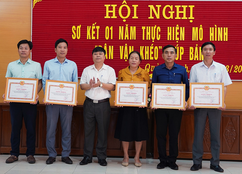 Lãnh đạo huyện Quảng Ninh trao giấy khen cho các tập thể có thành tích xuất sắc trong thực hiện KH số 72.