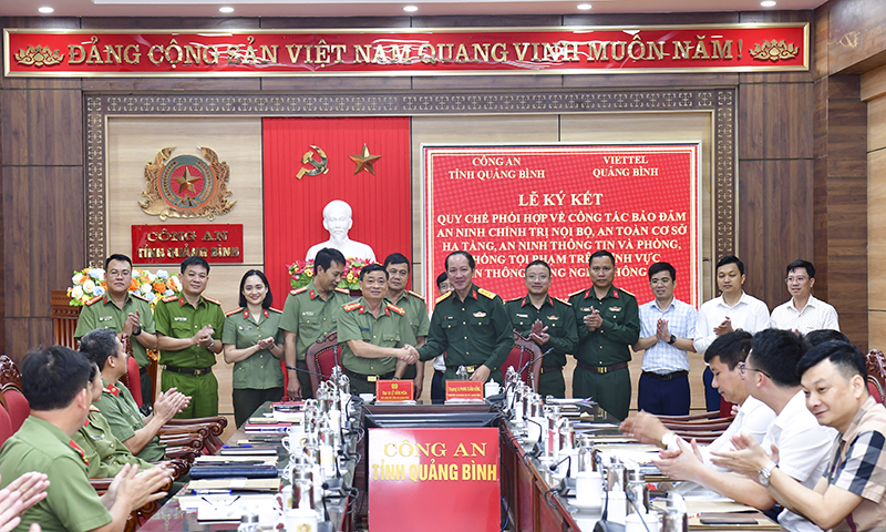 Công an tỉnh và Chi nhánh Viettel Quảng Bình ký kết quy chế phối hợp bảo đảm an ninh trong hoạt động VT và CNTT.