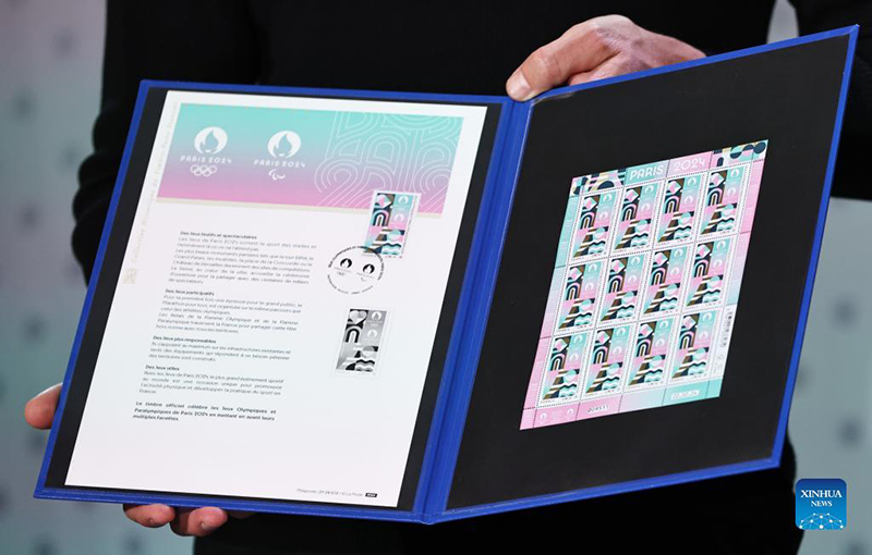 Những con tem chính thức của Thế vận hội Olympic và Paralympic Paris 2024 được trưng bày trong buổi thuyết trình tại Bảo tàng Bưu chính Pháp ở Paris, Pháp, ngày 26/3/2024. Ảnh: Tân Hoa Xã