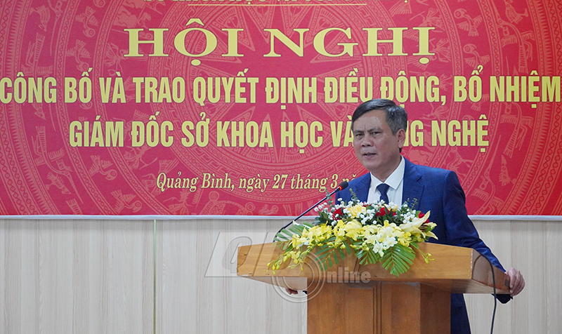 Đồng chí Chủ tịch UBND tỉnh Trần Thắng trao quyết định và tặng hoa chúc mừng tân Giám đốc Sở Khoa học và Công nghệ Nguyễn Trần Quang