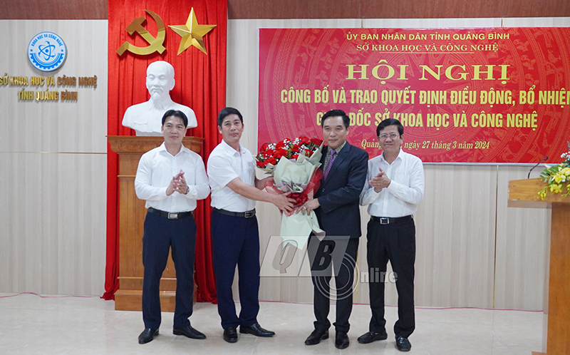 Đồng chí Chủ tịch UBND tỉnh Trần Thắng trao quyết định và tặng hoa chúc mừng tân Giám đốc Sở Khoa học và Công nghệ Nguyễn Trần Quang