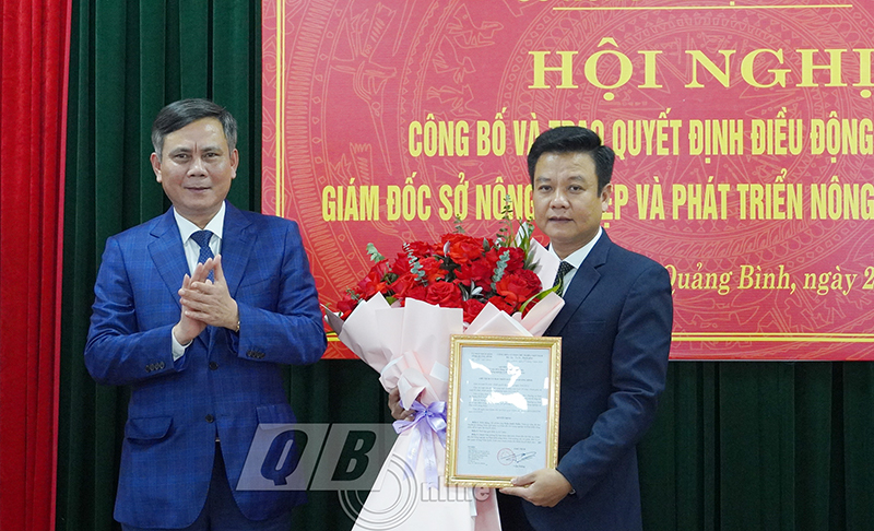 Đồng chí Chủ tịch UBND tỉnh Trần Thắng trao quyết định và tặng hoa chúc mừng tân Giám đốc Sở Nông nghiệp và Phát triển nông thôn Trần Quốc Tuấn