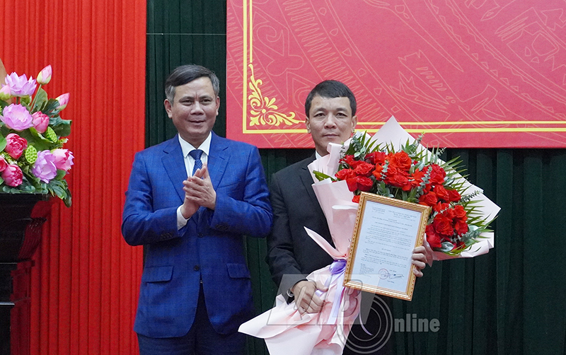 Đồng chí Chủ tịch UBND tỉnh Trần Thắng trao quyết định và tặng hoa chúc mừng tân Chánh Văn phòng UBND tỉnh Nguyễn Hoài Nam.