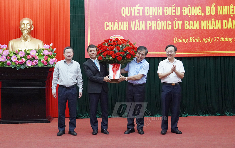 Đồng chí Chủ tịch UBND tỉnh Trần Thắng trao quyết định và tặng hoa chúc mừng tân Chánh Văn phòng UBND tỉnh Nguyễn Hoài Nam.