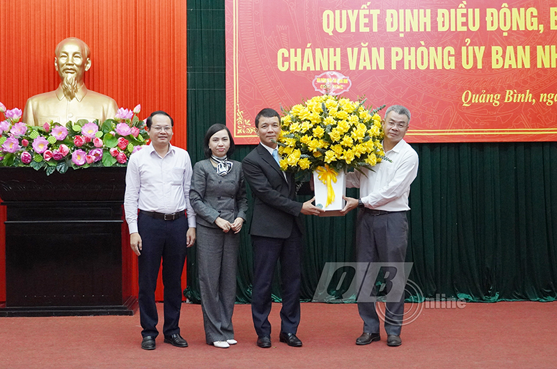 Lãnh đạo Văn phòng UBND tỉnh tặng hoa chúc mừng đồng chí Nguyễn Hoài Nam.