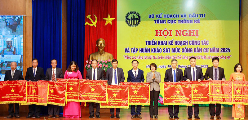 Đại diện Cục Thống kê Quảng Bình (người thứ 5 từ trái sang) vinh dự nhận cờ thi đua của Bộ Kế hoạch-Đầu tư.