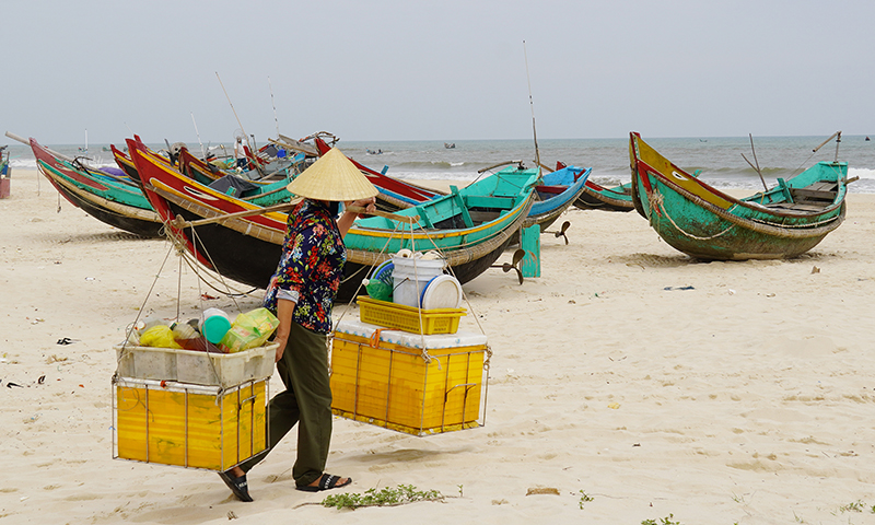  Trong khốn khó, biển cả vẫn là cứu cánh muôn đời của người dân xã Hải Ninh.